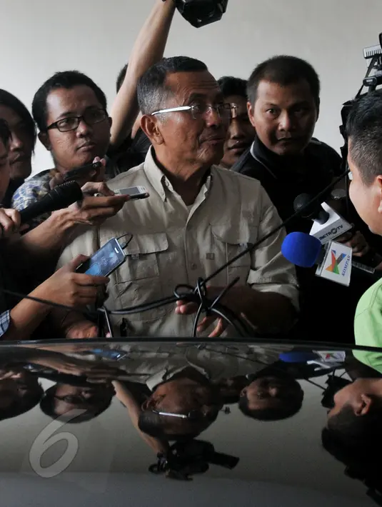 Mantan Dirut PT PLN Persero Dahlan Iskan keluar usai menjalani pemeriksaan di Kejaksaan Tinggi DKI Jakarta, Jumat (5/6). Dahlan diperiksa sebagai saksi terkait korupsi proyek pembangunan 21 Gardu Listrik Jawa-Bali-Nusa Tenggara.(Liputan6.com/Johan Tallo)