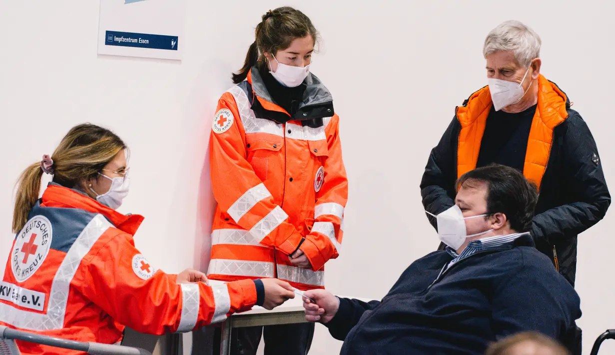 Sejumlah petugas medis melakukan registrasi terhadap para pengunjung di pusat vaksinasi COVID-19 di pusat pameran Essen di Essen, Jerman (12/12/2020). (Xinhua/Tang Ying)