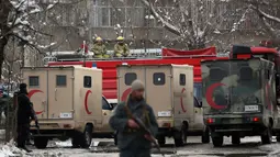 Sejumlah kendaraan terparkir setelah ledakan bom di kompleks Mahkamah Agung (MA) di ibu kota Afghanistan, Kabul, Selasa (7/1). Polisi mengatakan ledakan dilakukan bunuh diri menargetkan karyawan MA yang baru pulang kerja. (AP Photos/Massoud Hossaini)