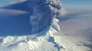 Gunung Pavlof menyemburkan abu vulkanis saat kembali meletus, Kepulauan Aleutian, Alaska (28/3). Semburan abu vulkanik Gunung Pavlof mencapai ketinggian hingga 37.000 kaki di atas permukaan laut. (REUTERS/US Coast Guard)