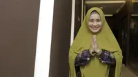 Ikke Nurjanah tampil anggun dengan balutan hijab syar'i yang dipakainya. Dengan hijab berwarna hijau army, Ikke terlihat sangat memesona. Senyum yang terus diumbar Ikke juga membuat pesona dirinya terpancarkan. (KapanLagi.com/Muhammad Akrom Sukarya)