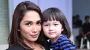 Baru-baru ini Ussy Sulistiawaty dibuat kesal oleh pemilik akun facebook  IPDA Rendy Juanda yang mengklaim dirinya sebagai orang tua dari Shakeela Eleanor Ameera (Elea) yang merupakan anak kandung Ussy. (Nurwahyunan/Bintang.com)