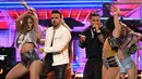 Penampilan Luis Fonsi dan Daddy Yankee ditemani penari wanita seksi membawakan Despacito di panggung Grammy Awards 2018 di New York, Minggu (28/1). Lagu Despacito memang sangat diantisipasi dalam ajang musik bergengsi di Amerika itu (Timothy A. CLARY/AFP)