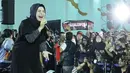 Penampilan vokalis Band Kotak, Tantri dalam Road to Playfest 2019 di Terowongan Kendal, Jakarta (26/7/2019). Terowongan Kendal tempat ngamen personel Kotak dipenuhi penonton yang merasa surprise dan terhibur dengan lantunan lagu Masih Cinta. (Fimela.com/Bambang E. Ros)