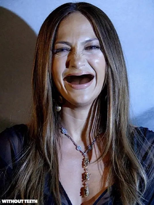 Penyanyi sekaligus aktris Jennifer Lopez (JLo) masih tampak cantik meski usianya sudah menginjak 47 tahun. (Instagram@actresseswithoutteeth)