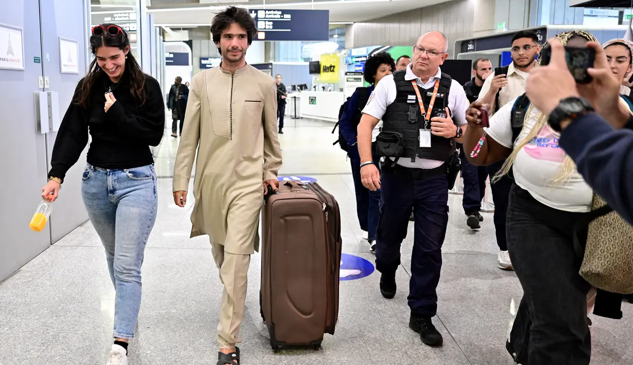 Juan Branco didakwa pada 6 Agustus, dengan berbagai tuduhan termasuk konspirasi, menyebarkan berita palsu, dan penghinaan terhadap pengadilan. (Miguel MEDINA / AFP)