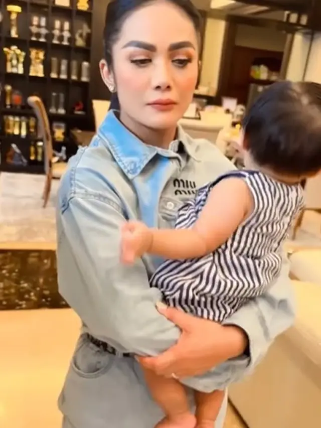 Krisdayanti momong Ameena (Instagram/krisdayantilemos)