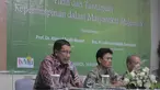 Menteri Agama RI Lukman Hakim Saifuddin (kiri) saat menjadi pembicara di seminar fikih kebhinnekaan dengan tema "Fikih dan Tantangan Kepimpinan dalam Masyarakat Majemuk" di Hotel Alia, Jakarta, Selasa (24/2/2015). (Liputan6.com/Herman Zakharia)