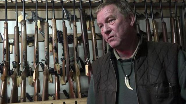Pria ini bekerja sebagai penjual senjata api | Photo: Copyright bbc.com 