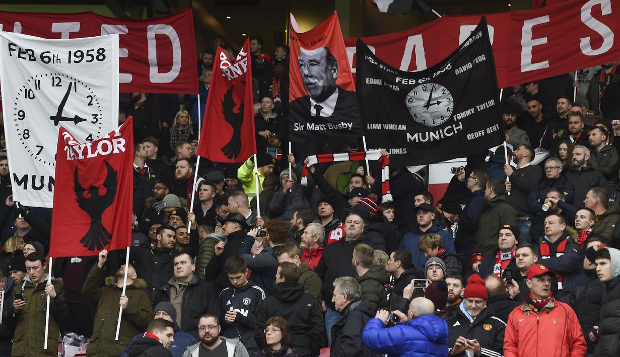 Fans membentangkan spanduk memperingati 60 tahun tragedi Munich Air 1958 saat laga  Manchester United melawan Huddersfield Town di Old Trafford, Manchester, (3/2/2018). MU menang 2-0. (AFP/Paul Ellis)