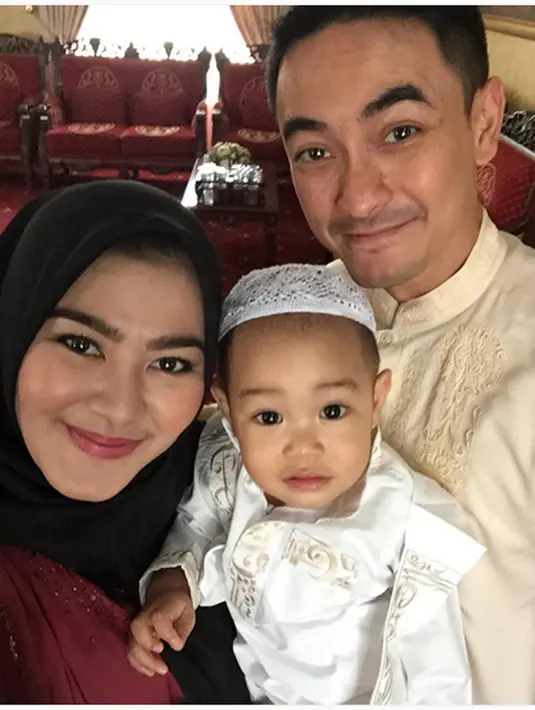 Kebahagiaan begitu terlihat pasangan ini menyambut keluarga barunya. Ungkapan doa dan ucapan selamat dari nitizen mengalir membanjiri di laman komentarnya. (dok. Instagram)