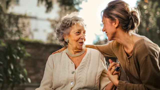 Tak Hanya Uang, Ini yang Diharapkan Orang Tua dari Anaknya di Usia Senja