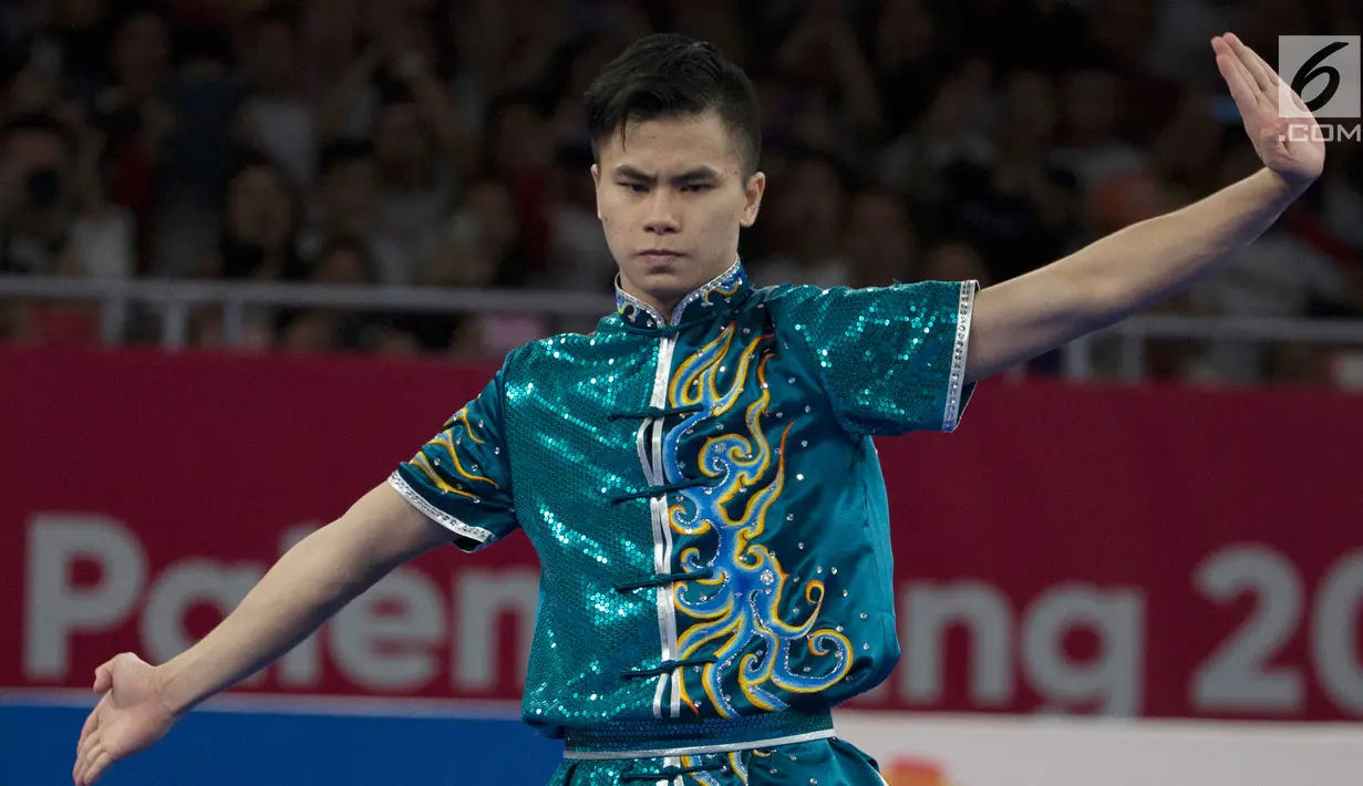 Atlet wushu putra Indonesia, Marvelo Edgar Xavier memperagakan jurus saat bertanding dalam nomor Cangquan putra Asian Games di JIExpo, Kemayoran Jakarta, Minggu (19/8). Edgar mempersembahkan medali perak dengan angka 9.72. (Bola.com/Vitalis Yogi Trisna)