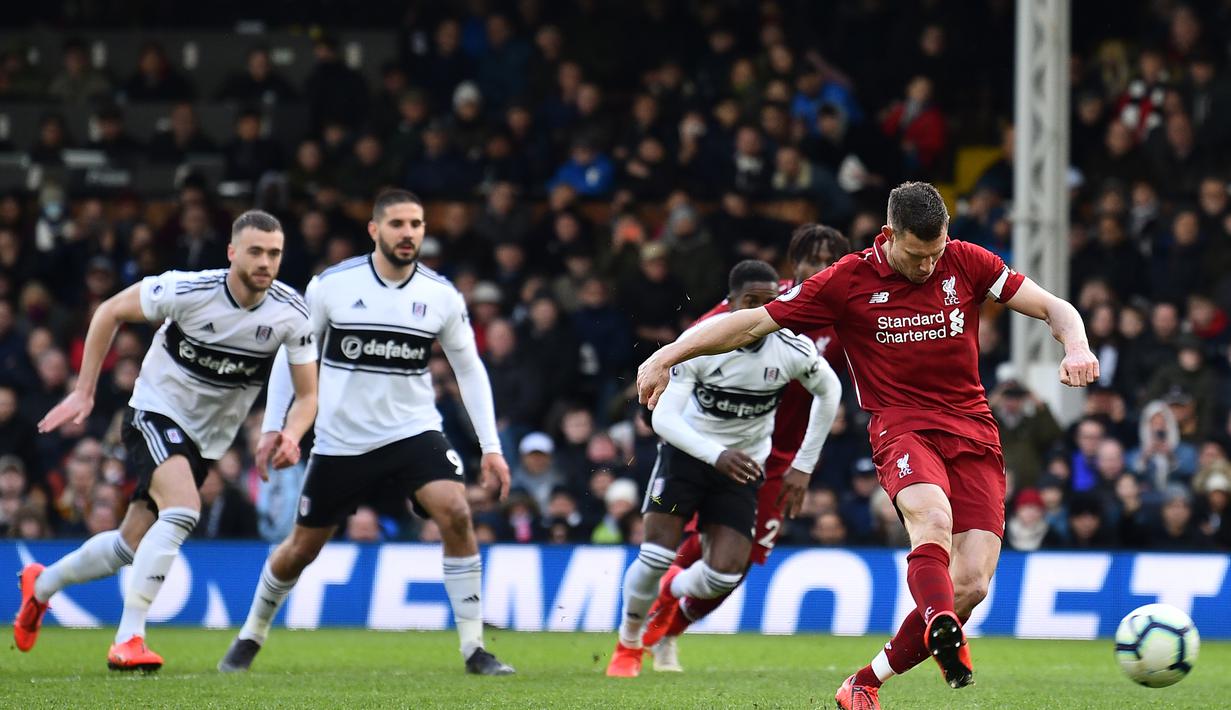 Eksekusi penalti dari James Milner ke gawang Fulham pada laga lanjutan Premier League yang berlangsung di Stadion Craven Cottage, London, Minggu (17/3). Liverpool menang 2-1 atas Fulham. (AFP/Glyn Kirk)