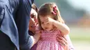 Kate Middleton membujuk anaknya, Putri Charlotte saat mengunjungi Pabrik Airbus di Hamburg, Jerman, 21 Juli 2017. Charlotte tertangkap kamera sedang merajuk dan enggan naik helikopter di pabrik pesawat terbang itu. (Christian Charisius/Pool Photo via AP)