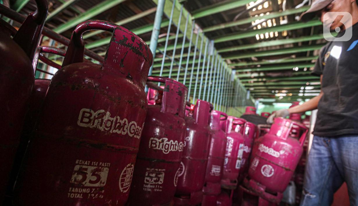 Pekerja menata tabung gas elpiji di salah satu agen di Rawasari, Jakarta, Selasa (12/7/2022). Ditengah kenaikan harga gas LPG nonsubsidi seperti Bright Gas dan tabung elpiji 12 kg, Manajemen PT Pertamina Patra Niaga memastikan harga untuk LPG subsidi 3 kg tidak mengalami kenaikan atau tetap. (Liputan6.com/Faizal Fanani)