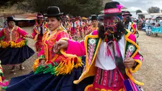 Sejumlah warga mengenakan kostum menari saat karnaval Anata Andina (Andean karnaval) di Caquiaviri, Bolivia, Selasa (17/1). Perayaan tersebut digelar selama empat hari di Provinsi Caquiaviri. (AP Photo/Juan Karita)