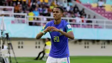 Selebrasi pemain Timnas Brasil U-17, Estevao setelah mencetak gol kedua ke gawang Ekuador U-17 dalam pertandingan babak 16 Besar Piala Dunia U-17 di Stadion Manahan, Solo, Senin (20/11/2023). (Bola.com/Arief Bagus)