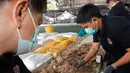 Petugas Bea Cukai merapihkan sisik trenggiling usai menggelar konpers di Bangkok, Thailand (2/2). Sisik trenggiling tersebut rencananya akan dikirimkan ke Laos melalui Thailand. (AP Photo/Sakchai Lalit)