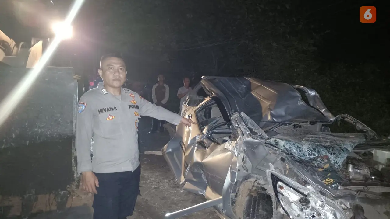 Petugas Polres Sukabumi saat mengevakuasi kecelakaan di Kampung/Desa Padabeunghar, Kecamatan Jampangtengah, Kabupaten Sukabumi. (Liputan6.com/Istimewa).