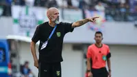 Pelatih Persebaya Surabaya,&nbsp;Eduardo Perez mendampingi timnya saat berhadapan dengan Persita Tangerang&nbsp;pada pekan kedua BRI Super League 2025/2026 di Indomilk Arena, Sabtu (16/8/2025). (Bola.com/ Abdul Aziz)