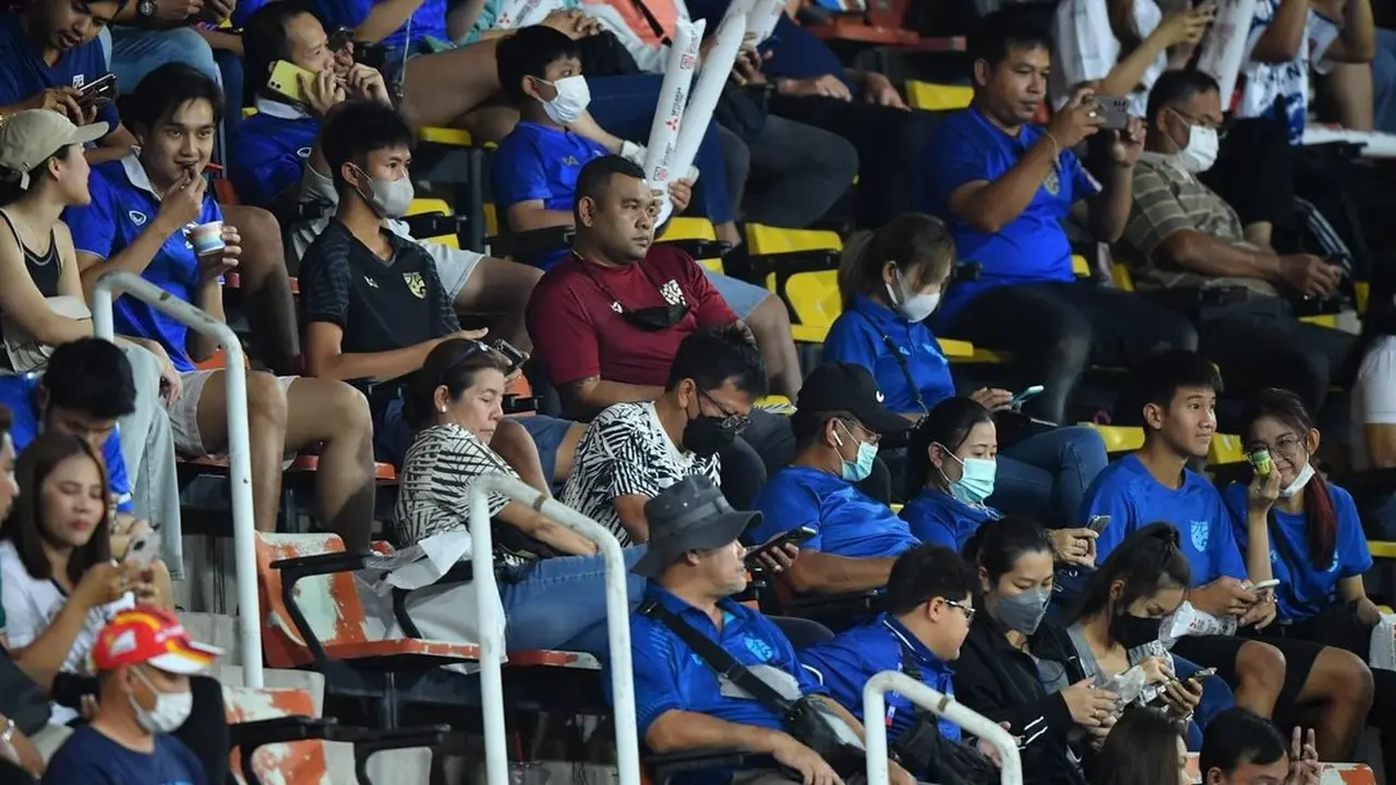 Supprter Timnas Thailand di Stadion Thammasat, Pathum Thani, Thailand