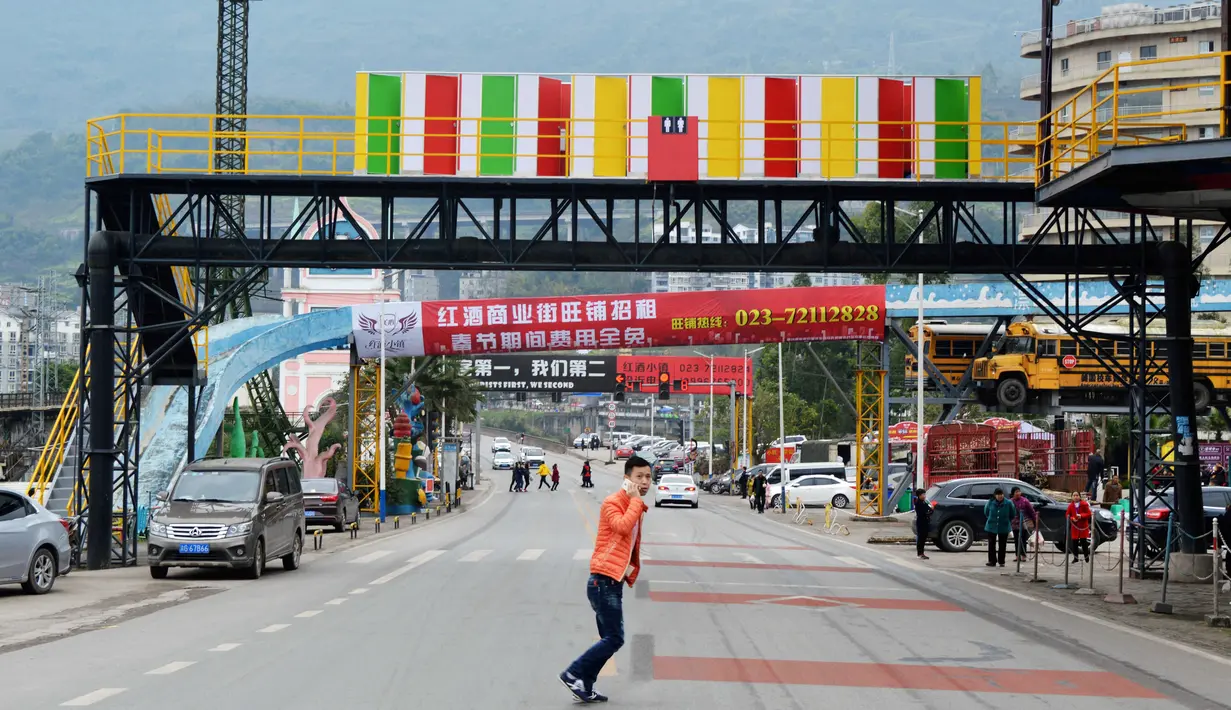 Suasana di sekitar toilet umum yang berada di jembatan pejalan kaki setinggi 6 meter (19,7 kaki) di Chongqing, Tiongkok (23/2). Toilet umum ini dibangun berjejer-jejer di atas jembatan penyeberangan orang. (AFP Photo/China Out)