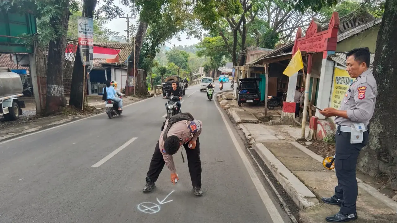 Kecelakaan beruntun melibatkan tiga kendaraan terjadi di Jalan Raya Pelabuhan II, Kecamatan Cikembar, Kabupaten Sukabumi, Sabtu (9/8/2025) pagi. Peristiwa ini menewaskan seorang pengendara sepeda motor. (Liputan6.com/Fira Syahrin)