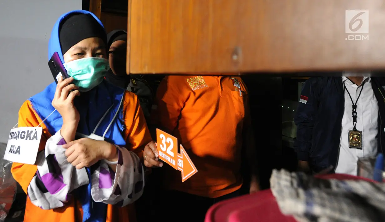 Tersangka Aulia Kesuma saat rekonstruksi pembunuhan suami dan anak tirinya di Jalan Lebak Bulus 1, Cilandak, Jakarta Selatan, Kamis (5/9/2019). Setelah minuman bercampur obat tidur diberikan kepada korban, Aulia lalu menghubungi dua eksekutor untuk membantu pembunuhan. (merdeka.com/Arie Basuki)