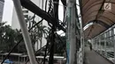 Jembatan penyeberangan orang (JPO) yang berada di Jalan Sudirman, Jakarta, Rabu (17/4). Kabel-kabel listrik yang tidak tertata rapi sangat membahayakan pejalan kaki yang melintas. (Merdeka.com/Iqbal Nugroho)