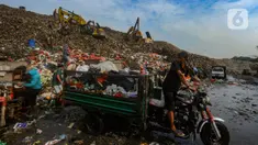 Aktivitas kendaraan pengangkut saat membuang sampah pada lokasi titik longsor yang terjadi pada Senin (13/05) di Tempat Pembuangan Akhir (TPA) Cipayung, Depok, Rabu (15/5/2024). (merdeka.com/Arie Basuki)