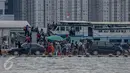 Suasana di Dermaga Muara Angke saat libur panjang, Jakarta, Senin (2/1). Terbakarnya Kapal Zahro membuat Kemenhub akan perketat SOP keselamatan transportasi. (Liputan6.com/Faizal Fanani)