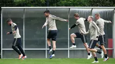 Para pemain Ajax Amsterdam berlatih jelang menghadapi Tottenham Hotspur pada leg kedua Liga Champions di Amsterdam, Belanda, Selasa (7/5/2019). Setelah menang 1-0 pada leg pertama, para pemain Ajax terlihat hanya melakukan latihan santai. (JOHN THYS/AFP)