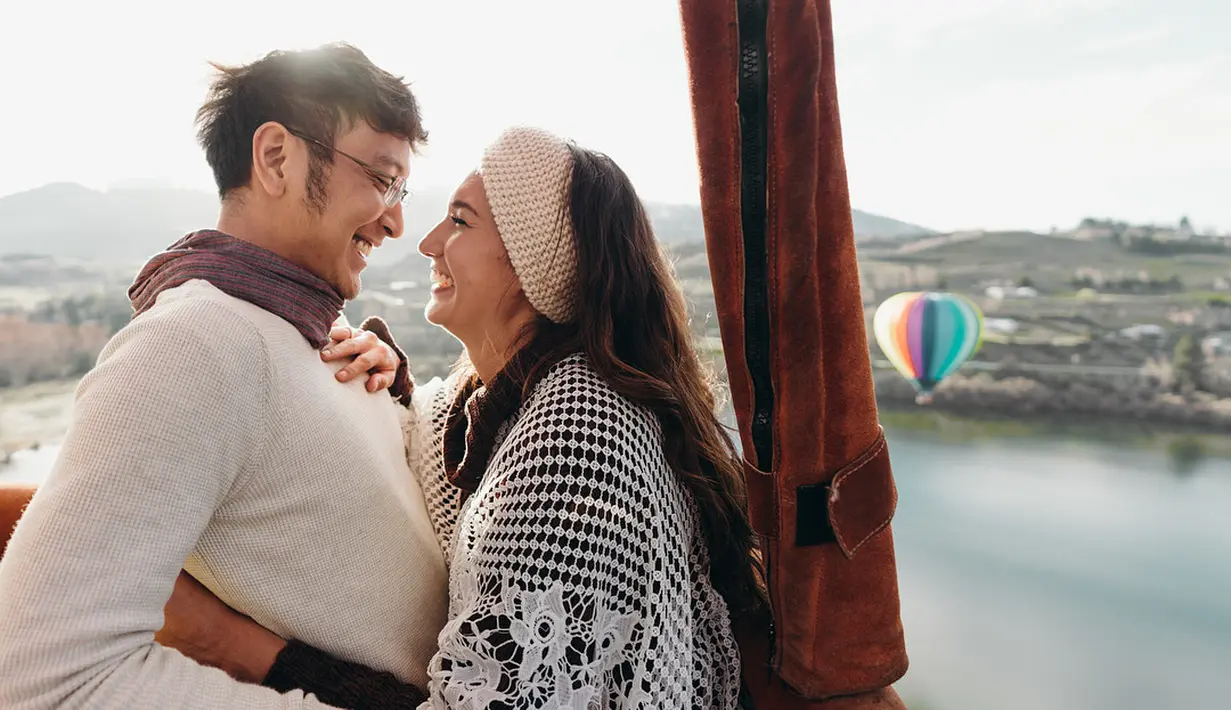"4 sept 2018 Sebenernya pak @dimsanggara itu takut ketinggian, tapi demi istri tercinta @nadinelist dia mau naik balon udara ini ❤👍. But, it's all worth it right? Look at the view!," tulis dims_dine. (instagram/dims_dine)