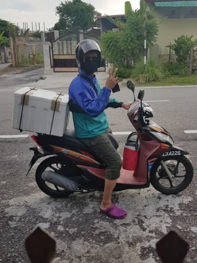 Kisah Pria yang Jualan Ikan Demi Hidupi Keluarganya Ini Bikin Haru