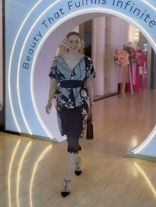 Donna Agnesia mengenakan atasan batik dipadukan obi hitam senada dengan midi skirtnya. Batik lengan pendek tersebut dipadukan tas hitam. [@dagnesia]