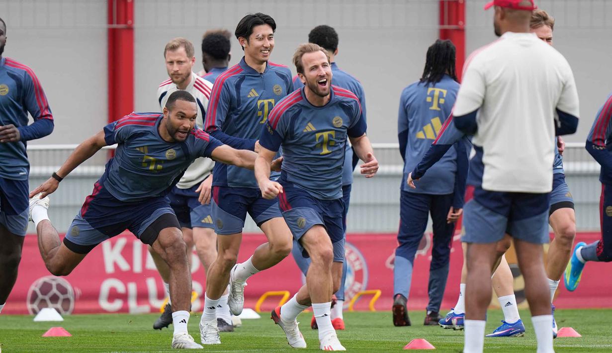 Pemain Bayern Munchen, Harry Kane (tengah) dan Jonathan Tah (kiri) saat mengikuti sesi latihan jelang pertandingan leg kedua semifinal Liga Champions 2025/2026 melawan Paris Saint-Germain (PSG) di Jerman, Selasa 5 Mei 2026. Bayern Munchen melakukan persiapan penuh jelang menjamu Paris Saint-Germain (PSG) pada leg kedua semifinal Liga Champions 2025-2026. (AP Photo/Matthias Schrader)