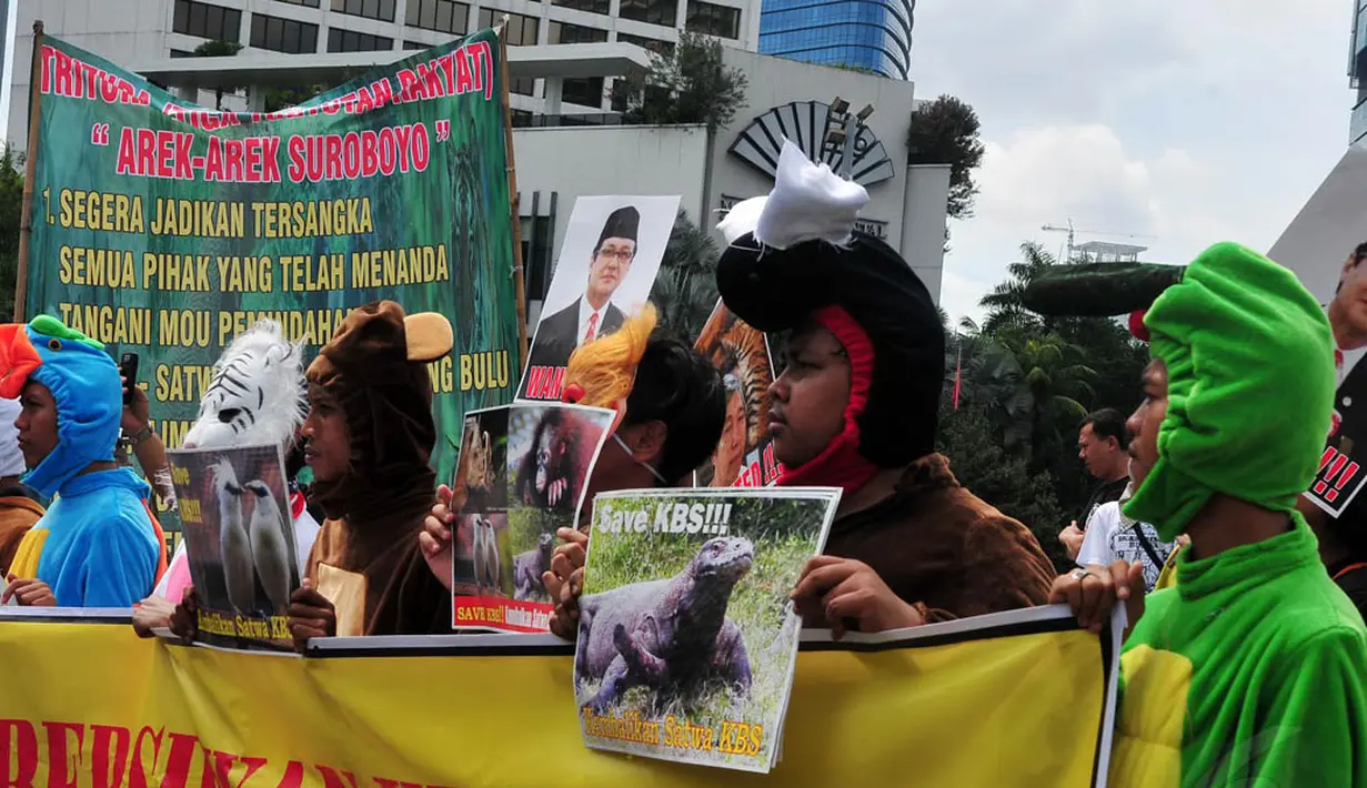 Massa tampak membentangkan beberapa poster berisi penyelamatan satwa Kebun Binatang Surabaya (KBS), Senin (8/12/2014). (Liputan6.com/Johan Tallo)