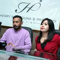 "(Fita) Ibu yang ideal lah, apalagi dia masih muda, cantik, ini nggak bohong nih, ini kayak mendapatkan berkah dari Tuhan memiliki istri Fita," ucap Yama Carlos. (Deki Prayoga/Bintang.com)