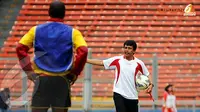 Jafry Sastra (pelatih Semen Padang) memberikan instruksi langsung kepada timnya saat melakukan latihan (Liputan6.com/Helmi Fithriansyah)