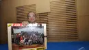 Wakil Ketua KPK, Busyro Muqoddas mendapat kenang-kenangan berupa foto dari awak media, Jakarta, Selasa (16/12/2014). (Liputan6.com/Miftahul Hayat)