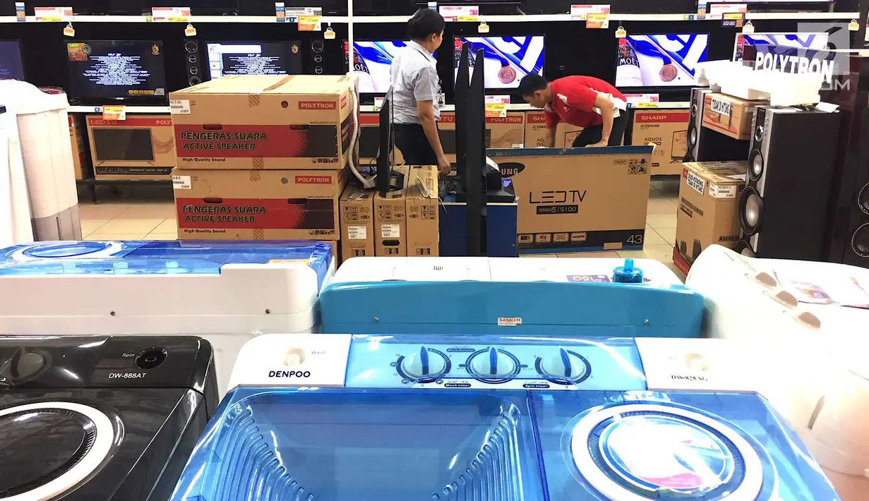 Pekerja merapikan barang elektronik yang dijual di pusat perbelanjaan di Jakarta, Rabu (5/9). Nilai tukar rupiah yang bergerak melemah hingga menembus Rp 14.920 per dolar AS berpotensi mengerek harga barang elektronik. (Liputan6.com/Immanuel Antonius)