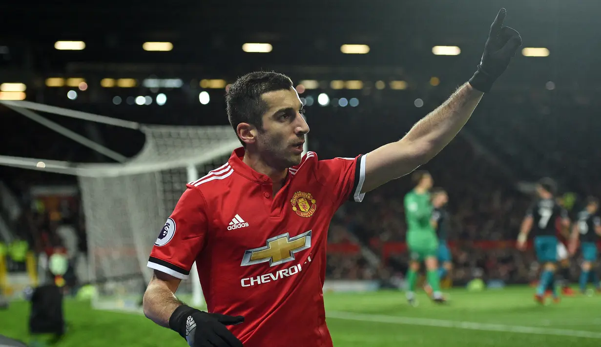 Henrikh Mkhitaryan. Gelandang serang Armenia berusia 33 tahun ini didatangkan Borussia Dortmund dari Shakhtar Donetsk pada awal musim 2013/2014 dengan nilai transfer 27,5 juta euro. Usai 3 musim memperkuat Dortmund dalam 140 laga di semua kompetisi dengan torehan 41 gol dan 49 assist, ia dilepas ke Manchester United pada tengah musim 2016/2017 dengan nilai transfer 42 juta euro. (AFP/Oli Scarff)