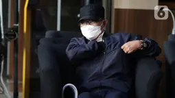 Ketua DPRD Kota Bekasi Chairoman J Putro duduk di lobi Gedung KPK usai diperiksa, Jakarta, Selasa (25/1/2022). Chairoman J Putro diperiksa penyidik KPK sebagai saksi dalam kasus dugaan suap pengadaan barang dan jasa serta lelang jabatan di Pemerintahan Kota Bekasi. (Liputan6.com/Helmi Fithriansyah)