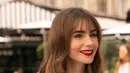 Ini adalah penampilan Lily Collins di Emily in Paris season 3. Ia mengenakan Barbara Bui blazer dengan LIVY check-print bandeau. Foto: Netflix.