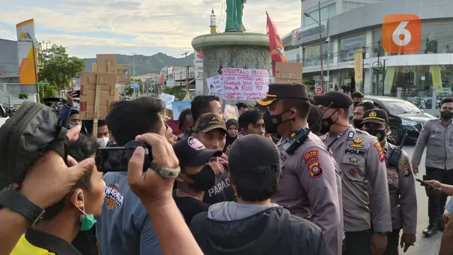 Polisi dan Mahasiswa nyaris bentrok saat unjuk rasa Omnibus Law di Gorontalo (Arfandi/Liputan6.com)