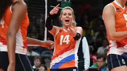 Atlet voli asal Belanda, Laura Dijkema melakukan selebrasi usai menang atas Italia pada Olimpiade Rio 2016, Rio de Janeiro, Brasil, (10/8). Atlet 26 tahun ini bermain sebagai setter dan memilik tinggi badan 1,84m. (AFP PHOTO/PEDRO Ugarte)