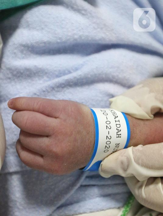 Tanda pengenal terpasang pada tangan bayi baru lahir di Rumah Sakit Ibu dan Anak Tambak, Jakarta, Kamis (20/2/2020). Bayi laki-laki yang belum diberi nama dari pasangan Khaidah Nurmayanti dan Agus Suseno itu lahir pada tanggal 20 bulan 02 tahun 2020 atau 20-02-2020. (Liputan6.com/Herman Zakharia)