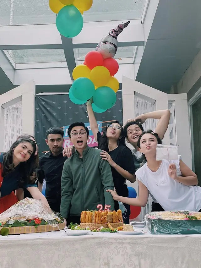 Suasana ulang tahun Ije Kurniawan. (Foto: Instagram @michelleziu)