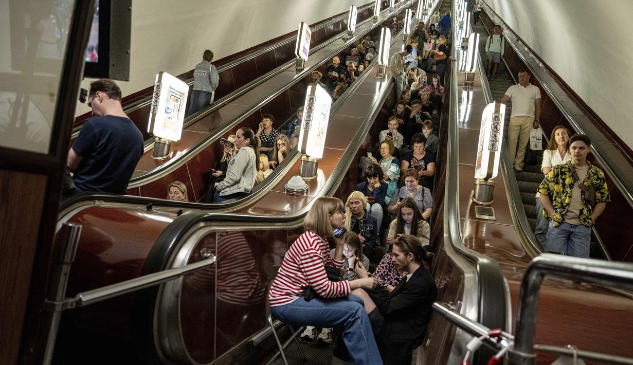 Semua rudal tersebut berhasil dihancurkan, klaim Zaluzhnyi, dan kepulan asap putih terlihat di atas kota dari permukaan jalan. (AP Photo/Evgeniy Maloletka)